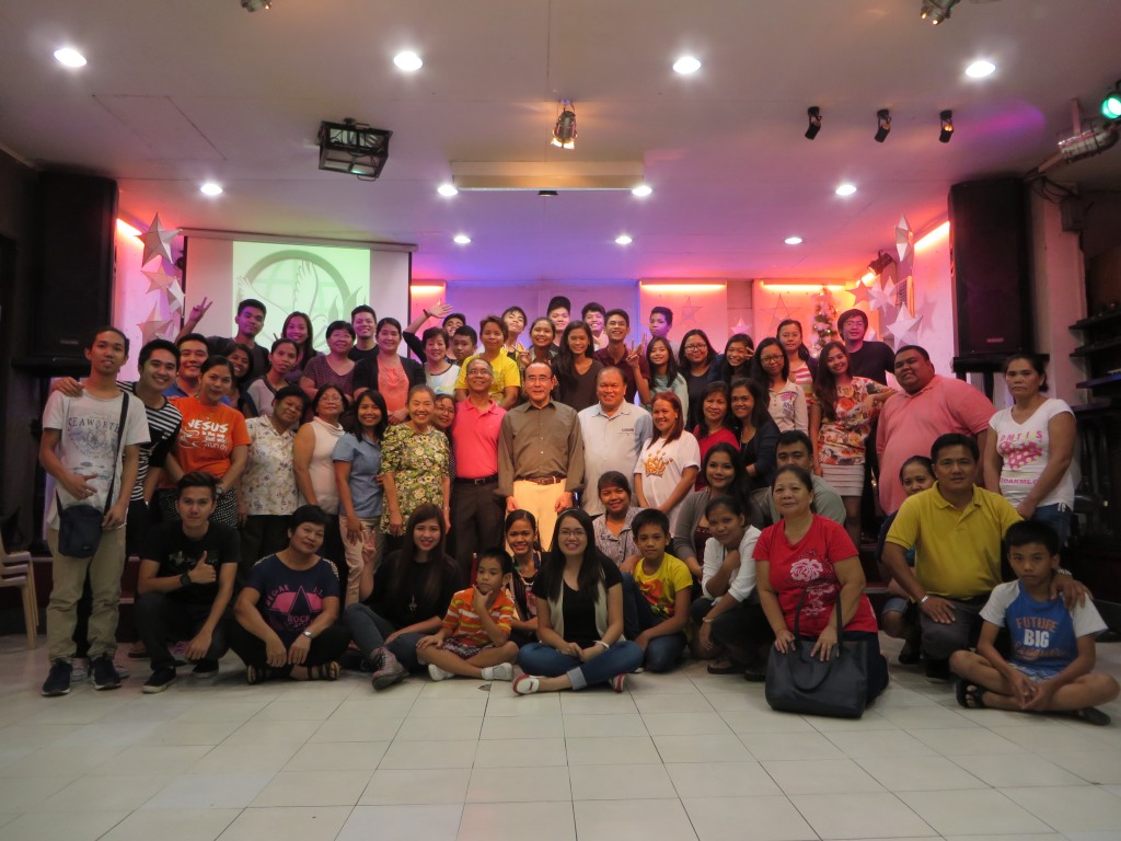 マニラの首都圏ケソンシティーにあるLiving Faith Fellowship (LFF) Project 4の信徒たち。