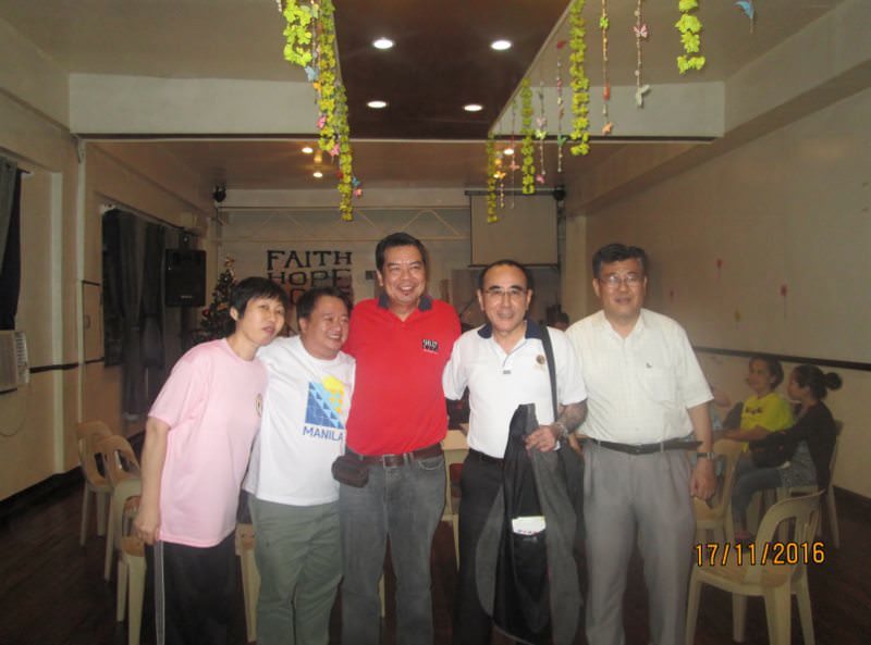 左から、広子とジュン・フィラルド牧師夫妻、近所のフィリピン牧師、私と浦方兄。